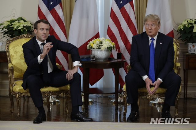 [런던=AP/뉴시스]도널드 트럼프 미국 대통령(오른쪽)과 에마뉘엘 마크롱 프랑스 대통령이 3일(현지시간) 영국 런던의 윈필드 하우스에서 회담을 진행하고 있다. 2019.12.3.