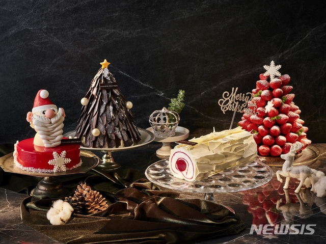 [서울=뉴시스]파라다이스시티 '가든 카페'의 '크리스마스 케이크' 4종 