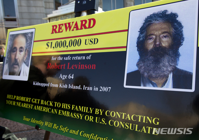 [ AP/뉴시스] 2012년 3월 6일 미 연방수사국(FBI)이 내걸었던 이란 실종 요원들에 대한 현상금 수배 포스에 실린 로버트 레빈슨 전(前) 요원의 사진들. 2020.03.27