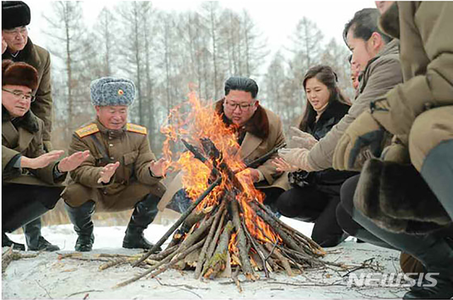 [서울=뉴시스]북한 노동신문은 김정은 국무위원장이 청봉숙영지를 방문했다고 4일 보도했다. (출처=노동신문) 2019.12.04. photo@newsis.com