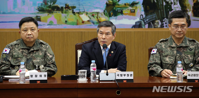 [서울=뉴시스]박주성 기자 = 정경두 국방부 장관이 4일 오전 서울 용산구 국방부에서 열린 '2019 연말 전군 주요지휘관 회의'에서 모두발언을 하고 있다. 이번 회의에는 박한기 합동참모의장, 서욱 육군참모총장, 심승섭 해군참모총장, 김준식 공군참모차장, 이승도 해병대사령관, 기찬수 병무청장 등 국방부, 합참, 각 군의 주요지휘관 및 참모, 국직기관, 병무청, 방위사업청의 주요직위자 등 150여 명이 참석했다. 2019.12.04. photo@newsis.com