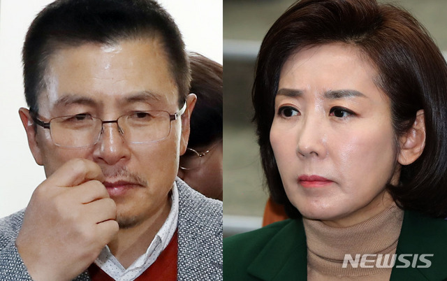 [서울=뉴시스] 고승민 기자 = 자유한국당 황교안 대표가 나경원 원내대표의 임기 연장을 하지 않기로 결정한 다음날인 4일 나경원 원내대표가 의총에서 생각에 잠겨 있다(오른쪽). 황교안 대표가 이날 나경원 원내대표를 만난 뒤 국회를 나서고 있다(왼쪽). 황 대표는 나 원내대표에게 "고생 많았다. 당 살리는 일에 함께하자"고 말했다고 밝혔다. 2019.12.04. kkssmm99@newsis.com