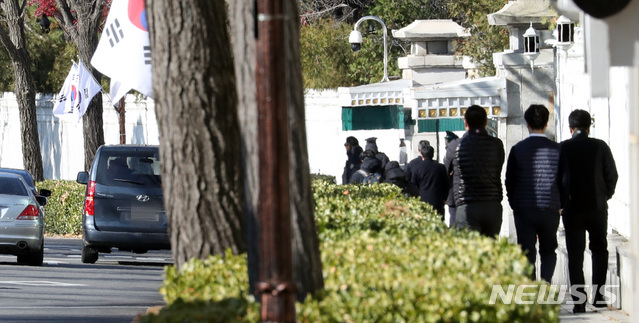 [서울=뉴시스]박영태 기자 = 검찰이 지난해 12월4일 유재수 전 부산시 경제부시장 감찰 무마 의혹 수사 관련 청와대 대통령 비서실 압수수색을 집행하고 있는 가운데 연풍문 앞에 차량이 정차되어 있다. 2019.12.04.since1999@newsis.com