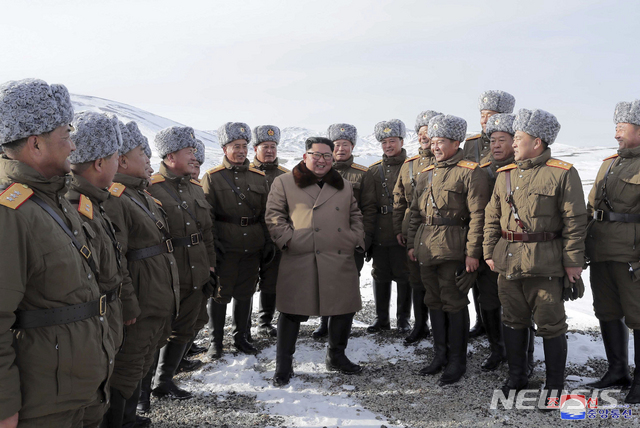 [평양=AP/뉴시스]북한 조선중앙통신은 김정은(가운데) 북한 국무위원장이 군 간부들과 함께 군마를 타고 백두산에 올랐다고 보도하며 촬영 날짜 미상의 사진들을 4일 공개했다. 조선중앙통신은 김정은 위원장이 이날 백두산 등정 전 '백두산지구 혁명전적지'인 청봉숙영지, 건창숙영지, 리명수구, 백두산밀영, 무두봉밀영, 간백산밀영, 대각봉밀영 등과 대홍단혁명전적지 등도 시찰했다고 전했다. 2019.12.04.