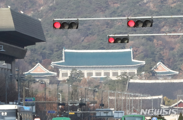 [서울=뉴시스] 청와대가 보이는 광화문 인근의 신호등에 빨간불이 켜져 있다. (사진=뉴시스 DB). photo@newsis.com 