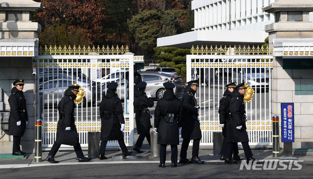 [서울=뉴시스] 고범준 기자 = 검찰이 청와대 압수수색에 나선 4일 청와대 연풍문 앞에 적막감이 흐르고 있다. 2019.12.04.  photo@newsis.com