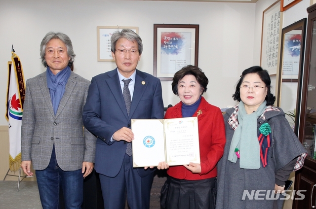 [정읍=뉴시스] 이학권 기자 = 전북 정읍시민장학회는 수제천보존회(이사장 이영자)가‘제27회 목정문화상’시상식에서 음악 부분에 입상해 받은 상금 일부인 300만원을 장학금으로 기탁했다고 5일 밝혔다. (사진 = 정읍시 제공).2019.12.05. photo@newsis.com