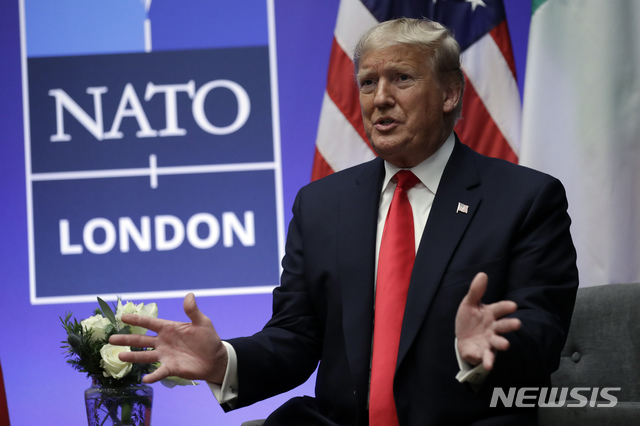 [런던=AP/뉴시스]도널드 트럼프 미국 대통령이 4일(현지시간) 영국 런던에서 열린 북대서양조약기구(NATO·나토) 정상회의에 참석해 주세페 콘테 이탈리아 총리와 회담하며 발언하는 모습. 2019.12.05.