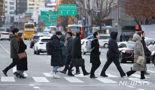 [서울=뉴시스]박미소 기자 = 전국 지역 대부분이 영하권 날씨를 보이는 5일 오전 서울 종로구 광화문 광장 앞 네거리에서 시민들이 두꺼운 옷을 입고 걸어가고 있다. 2019.12.05. misocamera@newsis.com