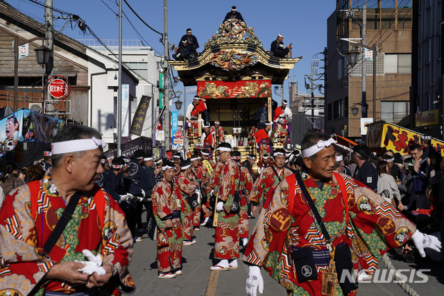 [치치부(일본)=AP/뉴시스]지난 3일 일본 도쿄 북쪽 치치부에서 '치치부요마츠리'(치치부 야간 축제)가 열려 전통의상을 입은 남성들이 축제에 참여할 등 수레 행진 준비를 하고 있다. '치치부요마츠리'는 유네스코 세계 무형문화유산에 등록돼 있으며, 일본의 3대 마츠리 중 하나로 꼽힌다. 2019.12.05.