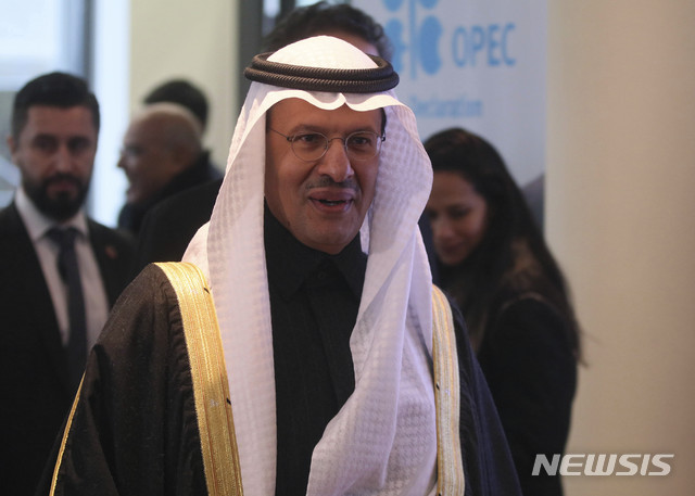 [빈=AP/뉴시스] 지난해 12월5일(현지시간) 사우디아라비아 에너지장관인 압둘아지즈 빈 살만 왕자가 오스트리아 빈에서 열린 석유수출국기구(OPEC) 회의에 참석한 모습. 2020.02.25.  