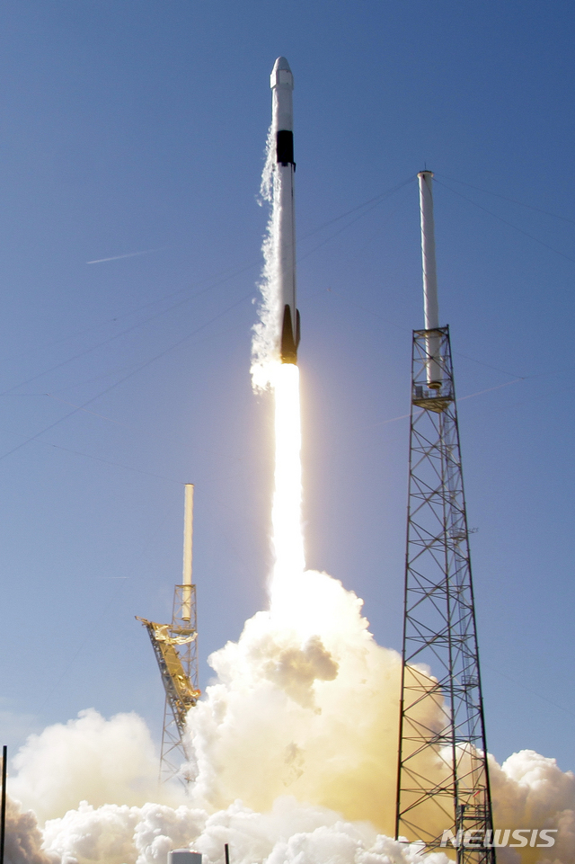 [케이프 커내버럴=AP/뉴시스] ISS행 우주화물 캡슐을 맨위에 장착한 스페이스엑스의 팔콘 9 로켓이 6일 미 플로리다 우주기지에서 발사되고 있다. 2019. 12. 08.