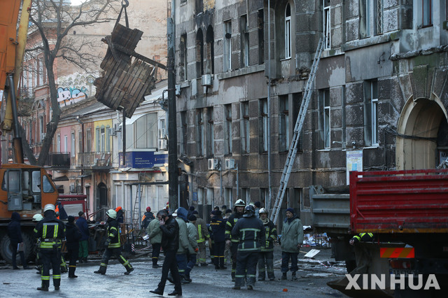 [오데사(우크라이나) = 신화/뉴시스]지난 6일 우크라이나의 오데사 칼리지에서 발생한 화재로 소방대가 진화작업을 벌이고 있다.  6층건물 3층에서 발화한 이 화재로 10명이 목숨을 잃었고 8명이 실종되었다.   