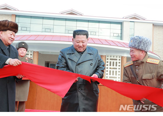 [서울=뉴시스]북한 노동신문은 "김정은 국무위원장이 양덕온천문화휴양지 준공식에７일 참석했다"고 8일 보도했다. 2019.12.08. (사진=노동신문 캡처)  photo@newsis.com 