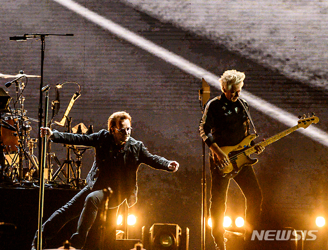 [서울=뉴시스]최진석 기자 = 록밴드 유투(U2)가 8일 오후 서울 고척스카이돔에서 열린 첫 내한공연에서 멋진 무대를 선보이고 있다. (사진=라이브네이션 코리아 제공) 2019.12.08.  photo@newsis.com