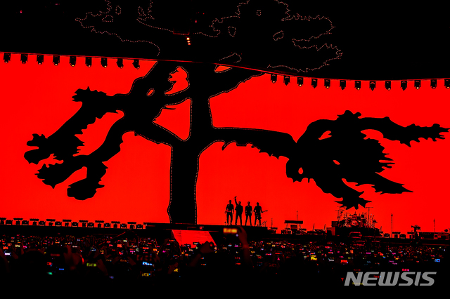 [서울=뉴시스]최진석 기자 = 록밴드 유투(U2)가 8일 오후 서울 고척스카이돔에서 열린 첫 내한공연에서 멋진 무대를 선보이고 있다. (사진=라이브네이션 코리아 제공) 2019.12.08.  photo@newsis.com