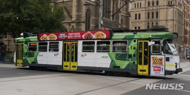 [서울=뉴시스] 호주 트램에 등장한 네네치킨의 한국 치킨 광고