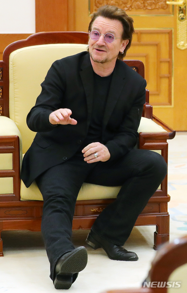 [서울=뉴시스]배훈식 기자 = 아일랜드 출신 록밴드 U2의 보컬이자 사회운동가인 보노가 9일 문재인 대통령과의 만나 대화하고 있다. 2019.12.09.dahora83@newsis.com