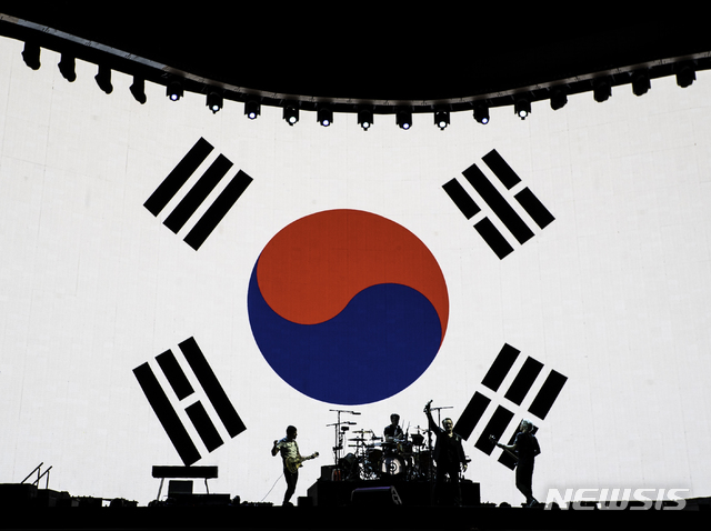 [서울=뉴시스]록밴드 유투(U2)가 8일 서울 고척스카이돔에서 열린 첫 내한공연에서 멋진 무대를 선보이고 있다. (사진=Ross Stewart 제공) 2019.12.09.  photo@newsis.com