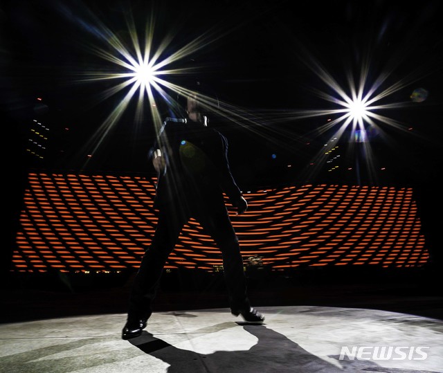 [서울=뉴시스]록밴드 유투(U2)가 8일 서울 고척스카이돔에서 열린 첫 내한공연에서 멋진 무대를 선보이고 있다. (사진=Ross Stewart 제공) 2019.12.09. photo@newsis.com