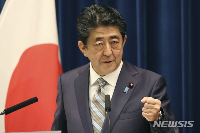 [도쿄=AP/뉴시스]아베 신조 일본 총리가 지난 9일 도쿄에서 임시 국회 폐회 관련 기자회견을 하고 있다. 2019.12.9.