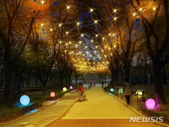 [서울=뉴시스] 서울시 천호공원 사계축제 ‘겨울 이야기’에 전시된 빛 터널. (사진=서울시 제공)
