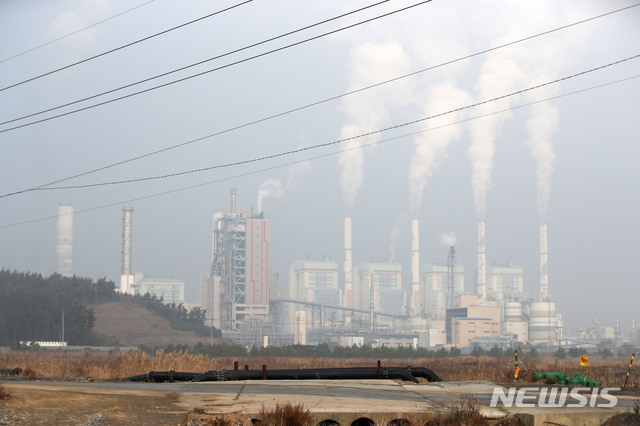 [태안=뉴시스] 충남 태안군 석탄가스화복합화력발전소 일대가 흐리게 보이고 있다. (사진=뉴시스 DB). photo@newsis.com