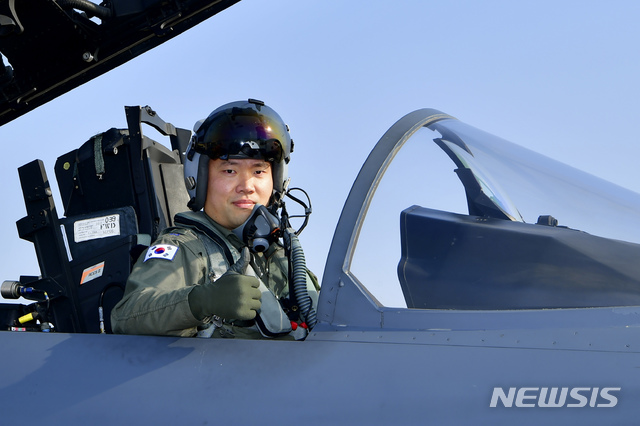 [목포=뉴시스] = 2019년 공군 '탑건'(Top Gun)에 목포 출신의 제11전투비행단 102전투비행대대 F-15K 전투조종사 조영재 소령(36·공사 55기)이 선정됐다. (사진=대한민국 공군 제공) photo@newsis.com