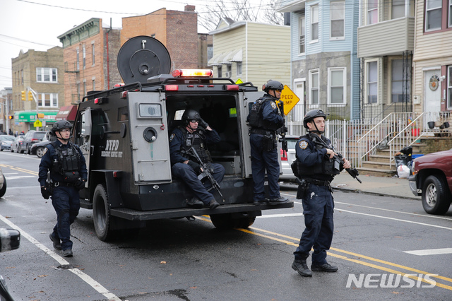 [저지시티=AP/뉴시스]10일(현지시간) 미 뉴저지주 저지시티에서 총격이 발생해 뉴욕시 경찰이 현장에 도착하고 있다. 경찰은 경찰관 1명과 용의자로 추정되는 2명, 민간인 3명 등 총 6명이 사망했다고 전했다. 2019.12.11.