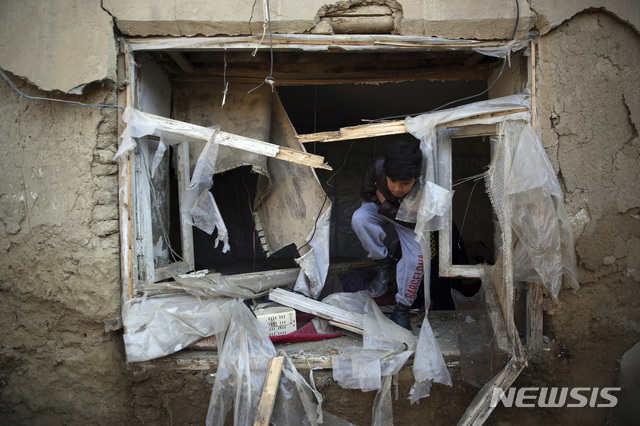 [카불=AP/뉴시스] 2019년 12월11일 차량폭탄 공격이 발생한 아프가니스탄 카불 바그람 공군기지 가까이에서 한 소년이 파손된 주택을 살피고 있다. 2019.12.12.