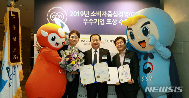 [인천=뉴시스]홍찬선 기자 = 공항철도(AREX)는 12일 그랜드 앰배서더 서울에서 공정거래위원회에서 주관하고 한국소비자원이 평가하는 ‘소비자중심경영(CCM)’ 4회 연속 인증에 성공하면서 ‘올해의 CCM’ 부문 공정거래위원장상을 수상했다고 밝혔다. 사진은 이날 수여식에서 김경순(가운데) 고객지원처장, 전병준(오른쪽) 서비스운영팀장, 도윤성 대리가 기념촬영을 하고 있다. (사진=공항철도 제공)2019.12.12.photo@newsis.com