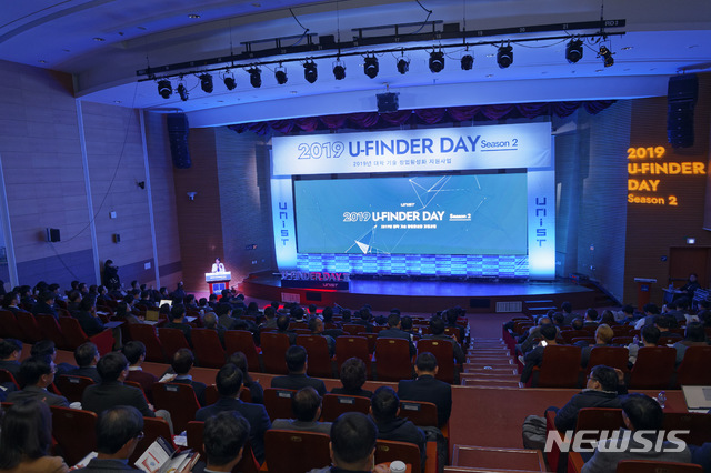 [울산=뉴시스] 박수지 기자 = 울산과학기술원(UNIST)이 13일 UNIST 대강당에서 ‘2019 U-Finder Day’ 행사를 개최한 가운데 참가자들이 대강당에 모여있다.2019.12.13.(사진=울산과학기술원 제공) photo@newsis.com