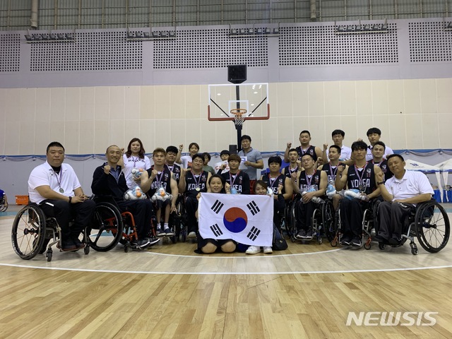 [서울=뉴시스] 한국 남자 휠체어농구 대표팀. (사진 = 대한장애인체육회 제공)