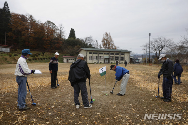 [다테=AP/뉴시스]지난달 27일 일본 후쿠시마현 다테의 한 한교 운동장에서 노인들이 게이트볼을 즐기고 있다. 일본 정부는 내년 도쿄올림픽을 앞두고 후쿠시마현 일대 성화 봉송로의 방사능 오염 여부를 조사할 예정인 것으로 알려졌다. 2019.12.13.