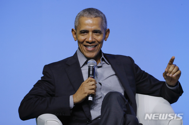 [쿠알라룸푸르(말레이시아)=AP/뉴시스]버락 오바마 전 미 대통령이 지난해 12월13일 말레이시아 쿠알라룸푸르에서 오바마 재단 주최로 열린 아시아·태평양 청년지도자 리더십 행사에 참석해 이야기하고 있다. 2020.04.09