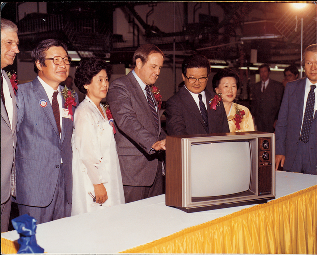 [서울=뉴시스] 구자경 LG 명예회장(오른쪽 세번째)이 미국 현지생산법인(GSAI)에서 생산된 제1호 컬러TV 제품을 살펴보고 있다. 사진 LG 