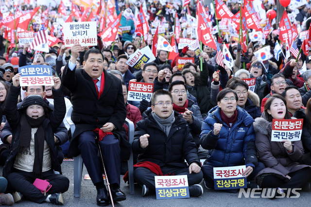 [서울=뉴시스]이윤청 기자 = 자유한국당 황교안 대표, 심재철 원내대표를 비롯한 의원들이 14일 오후 서울 종로구 세종문회화관 앞에서 열린 문재인정권 국정농단 3대 게이트 규탄대회에서 구호를 외치고 있다. 2019.12.14.  radiohead@newsis.com