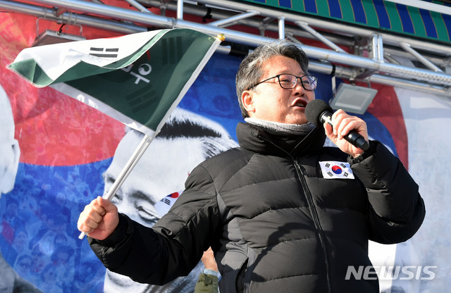 [대구=뉴시스] 이무열 기자 = 조원진 우리공화당 공동대표가 14일 오후 대구 동구 신암동 동대구역 앞 광장에서 열린 ‘제160차 태극기 집회’에 참석해 발언하고 있다. 2019.12.14. lmy@newsis.com