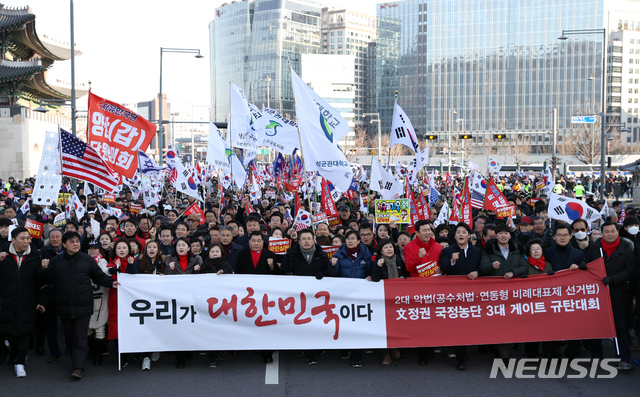 [서울=뉴시스]이윤청 기자 = 자유한국당 황교안 대표, 심재철 원내대표를 비롯한 의원들이 14일 오후 서울 종로구 세종문회화관 앞에서 문재인정권 국정농단 3대 게이트 규탄대회를 마치고 청와대 방면으로 행진하고 있다. 2019.12.14.  radiohead@newsis.com