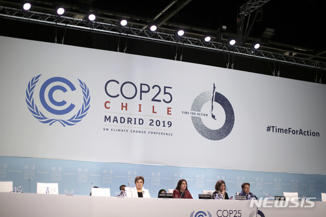 [마드리드=AP/뉴시스] 칠레 환경부 장관, 제25회 유엔 기후변화 회의(COP25) 의장인 카롤리나 슈미츠 등이 14일(현지시간) 기자회견을 열고 진행상황을 발표하고 있다. 스페인 마드리드에서 열린 올해 COP25는 지난 2일부터 13일까지 2주간 진행될 예정이었으나 당사국들이 이견을 좁히지 못하며 14일까지로 연장됐다. 2019.12.15.