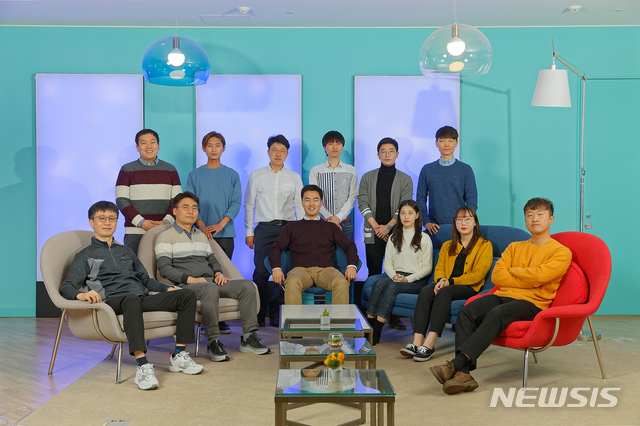 UNIST 김건호(첫째줄 왼쪽 세번째) 교수가 창업한 ㈜리센스메디컬 단체사진. 