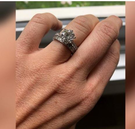 [서울=뉴시스] 호주 부부가 쓰레기장을 뒤져 찾아낸 다이아몬드 결혼반지. <사진출처: CNN> 2019.12.16