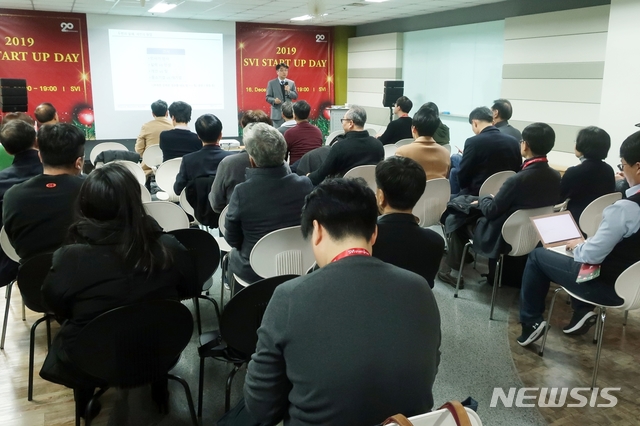 [서울=뉴시스]소프트자이온 이준호 대표가 16일 서울 구로구 벤처기업협회에서 열린 '2019 서울벤처인큐베이터 스타트업데이’ 행사에서 참가자들을 상대로 강연하고 있다.(사진제공=벤처기업협회)