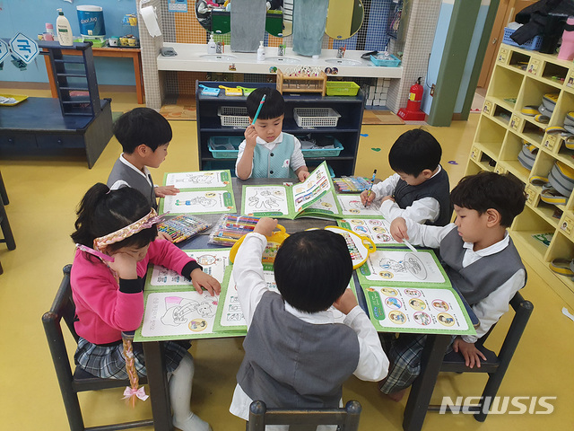 [서울=뉴시스] 서울 동작구가 지난 10일 서울시 동작구 상도동의 행복유치원에서 '올바른 손씻기 교육'을 진행하는 모습. (사진=서울 동작구 제공) 2019.12.16. 