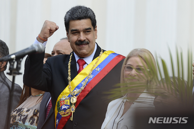 [카라카스=AP/뉴시스]15일(현지시간) 니콜라스 마두로 베네수엘라 대통령이 수도 카라카스에서 '볼리바리안 헌법' 제정 20주년 기념식에 참석하기 위해 제헌의회에 도착해 지지자들에게 인사하고 있다. 2019.12.16.