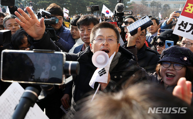 [서울=뉴시스] 고범준 기자 = 황교안 자유한국당 대표가 16일 서울 여의도 국회 본관 앞에서 열린 공수처법 선거법 날치기 저지 규탄대회에서 발언을 하고 있다. 2019.12.16.  bjko@newsis.com