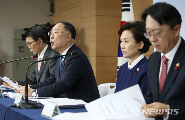 [서울=뉴시스] 김진아 기자 = 홍남기 경제부총리 겸 기획재정부 장관이 16일 서울 종로구 정부서울청사에서 주택시장 안정화 방안 관련 관계부처 합동브리핑을 하고 있다. 왼쪽부터 은성수 금융위원장, 홍 부총리, 김현미 국토교통부 장관, 김현준 국세청장. 2019.12.16.  bluesoda@newsis.com 