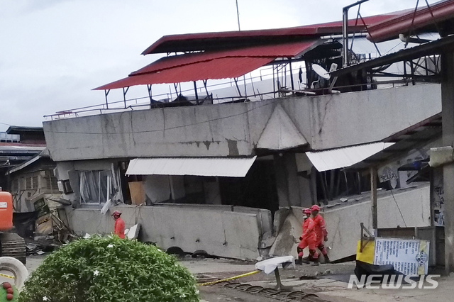 [파다다(필리핀)=AP/뉴시스]필리핀 남부 민다나오섬 다바오주 파다다에서 12월15일 규모 6.8의 지진이 발생해 3층짜리 시장 건물이 무너져 16일 구조대원들이 대응하고 있다. 현지 관계자는 이번 지진으로 최소 5명이 사망하고 수십 명이 부상했다고 밝혔다. 2019.12.16.