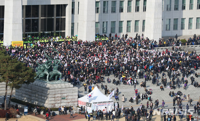 [서울=뉴시스] 장세영 기자 = 우리공화당 당원 등 보수단체 회원들이 16일 오전 서울 여의도 국회 본청 앞에서 태극기와 함께 공수처법, 선거법 반대 등이 적힌 손 팻말을 들고 구호를 외치고 있다. 2019.12.16.  photothink@newsis.com