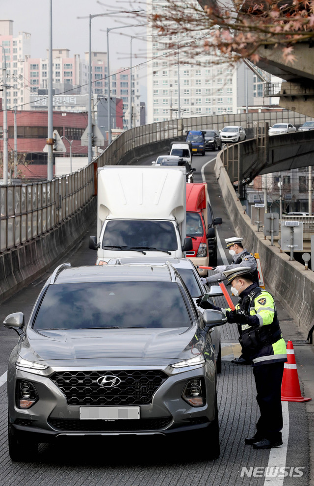 [서울=뉴시스]김병문 기자 = 서울동대문경찰서 경찰들이 16일 오후 서울 동대문구 용두동 일대에서 음주단속을 실시하고 있다. 2019.12.16. dadazon@newsis.com